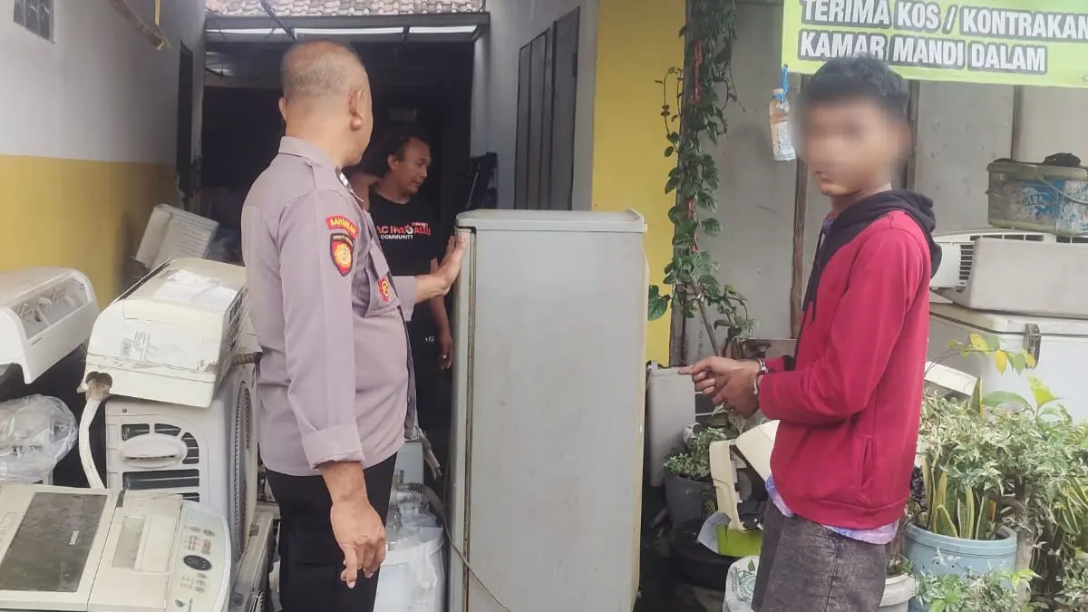DIAMANKAN: Tersangka ADSP usai mencuri lemari es di Mapolsek Taman, Sidoarjo.