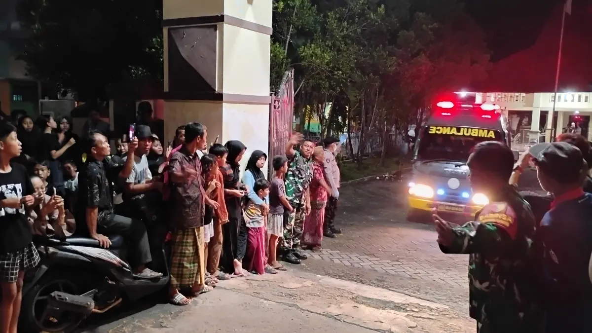 GEGER: Proses evakuaai Kades Buncitan usai ditemukan tewas di balai desa.