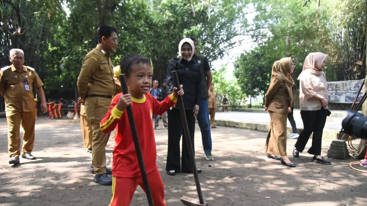 PERHATIAN: Wakil Bupati Sidoarjo Mimik Idayana mengunjungi wahana Outdoor Learning (ODL) di Kampung Lali Gadget, Dusun Benet, Desa Pagerngumbuk, Kecamatan Wonoayu, Senin (4/5).
