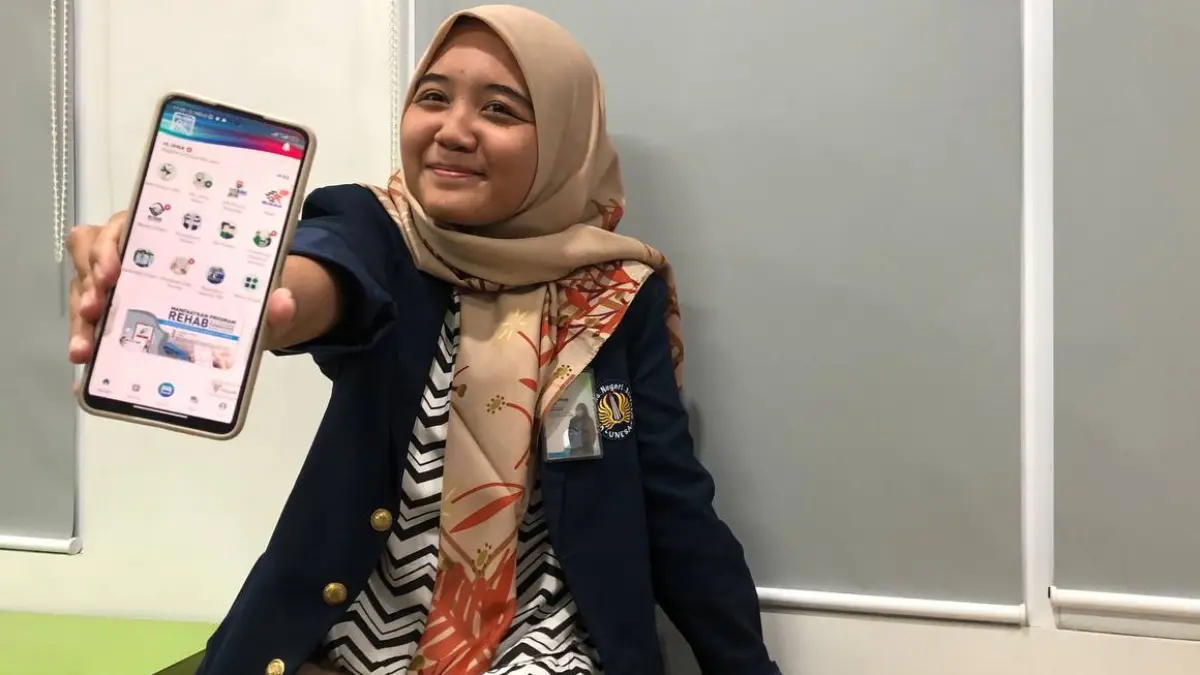 BERMANFAAT: Dhea Hilda Sari, 19, merasakan langsung manfaat Aplikasi Mobile JKN.