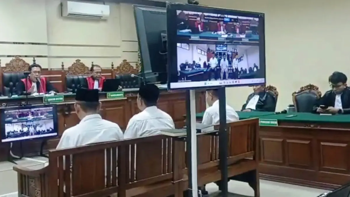 DIVONIS: Tiga terdakwa kasus rekruitmen perangkat desa Kabupaten Kediri saat menjalani sidang di PN Tipikor, Juanda, Sidoarjo. (SURYANTO/RADAR SIDOARJO)