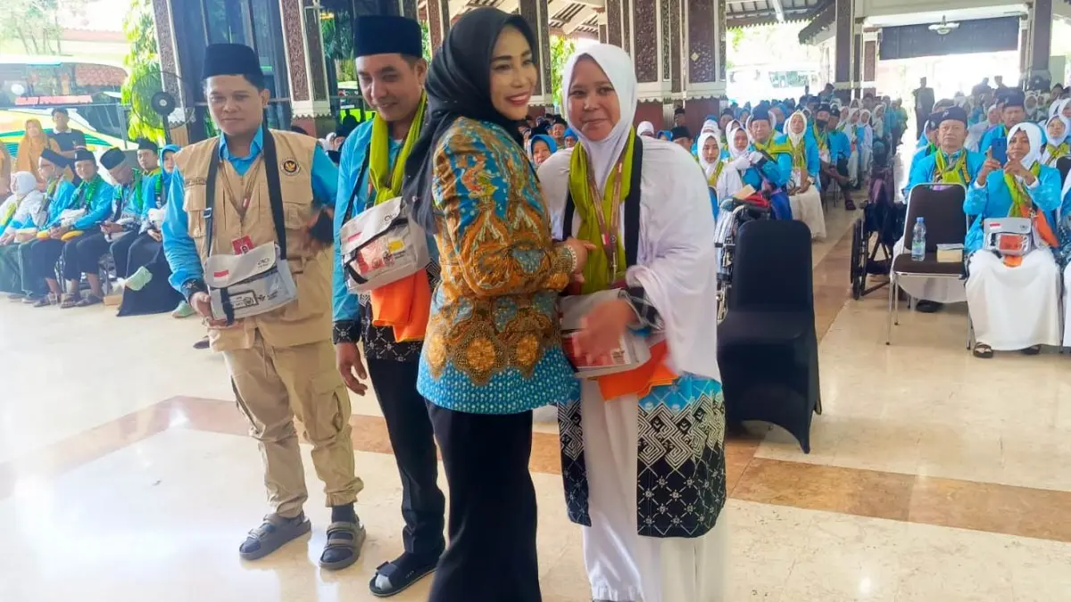 
IBADAH: Wakil Bupati Sidoarjo Mimik Idayana secara simbolis memberangkatkan calon jemaah haji menuju Embarkasi Surabaya, Selasa (5/5). (DIKY SANSIRI/RADAR SIDOARJO)