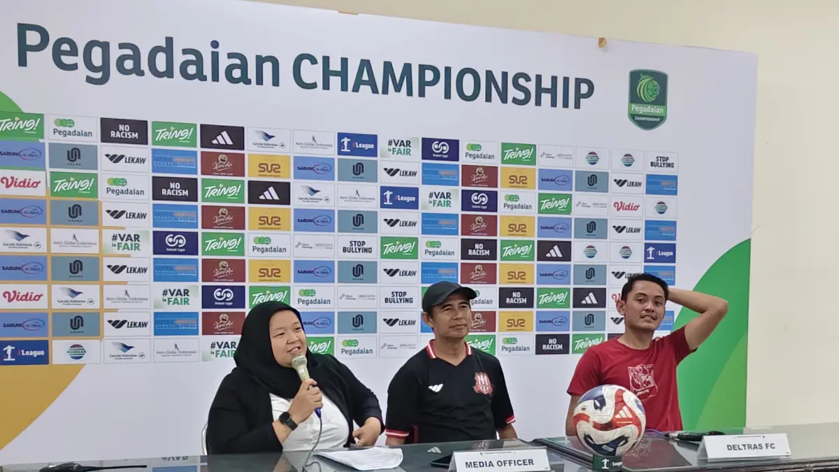 MENANG: Caretaker Deltras FC Nurul Huda (tengah) dan Pemain Deltras FC Martinus Novianto.