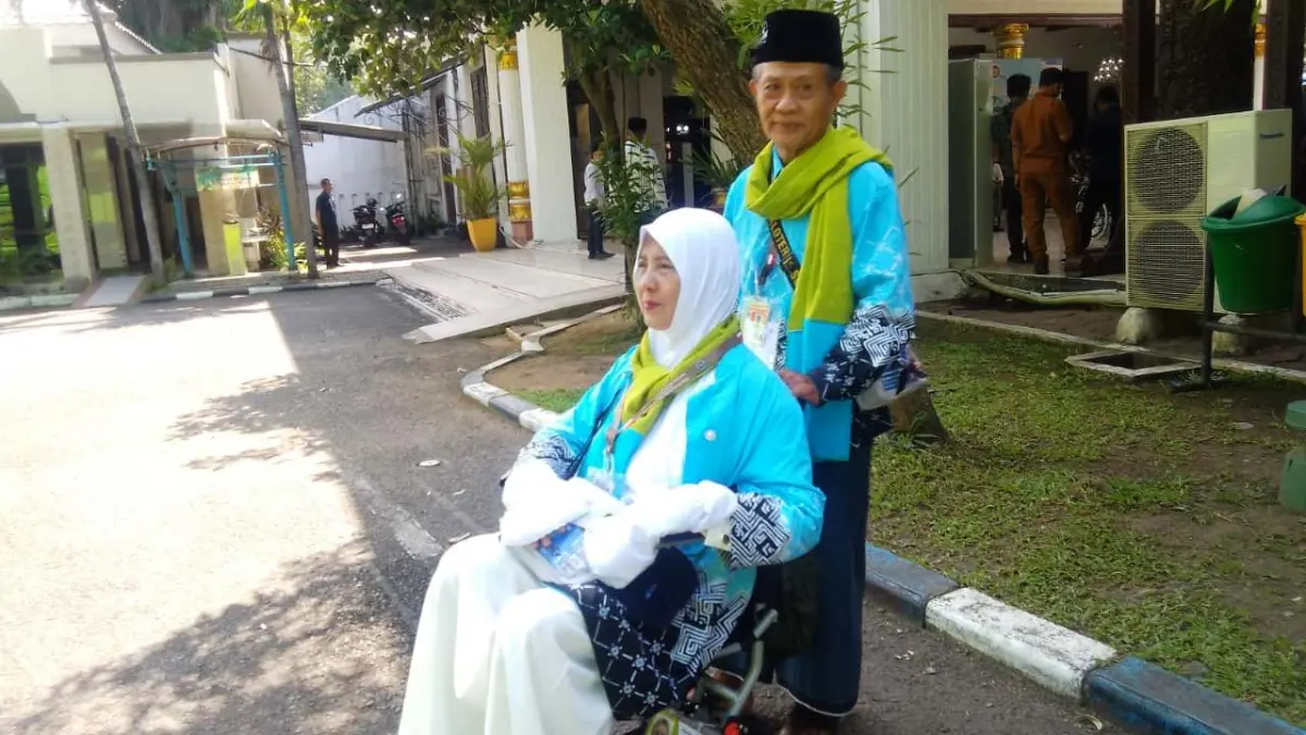 
NIAT IBADAH: Calon jemaah haji asal Sidoarjo Muji Astutik didampingi suaminya di Pendapa Delta Wibawa, Selasa (5/5). (DIKY SANSIRI/RADAR SIDOARJO)