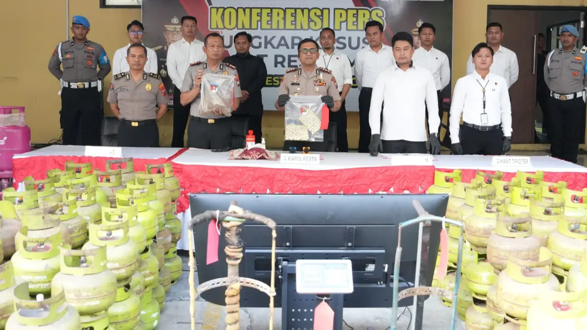 OPLOSAN: Kapolresta Sidoarjo Kombes Pol Christian Tobing beserta jajaran menunjukkan barang bukti kasus penyalahgunaan LPG bersubsidi di Mapolresta Sidoarjo.&nbsp;