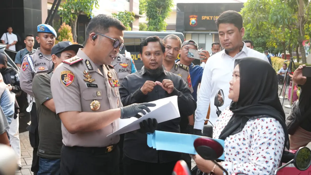 PANEN TANGKAPAN: Kapolresta Sidoarjo Kombes Pol Christian Tobing saat mengembalikan motor curian kepada pemiliknya.&nbsp;