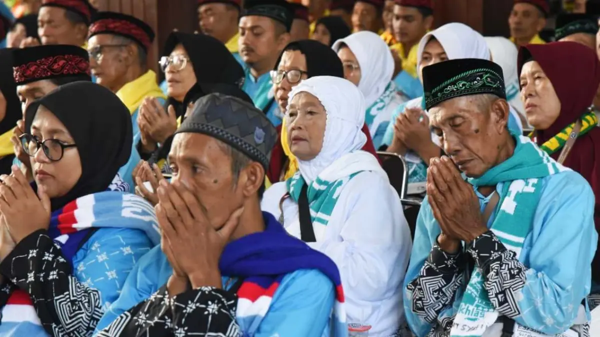 BERDOA: Calon jemaah haji diberangkatkan dari Pendapa Delta Wibawa, Rabu (6/5). (DIKY SANSIRI/RADAR SIDOARJO)