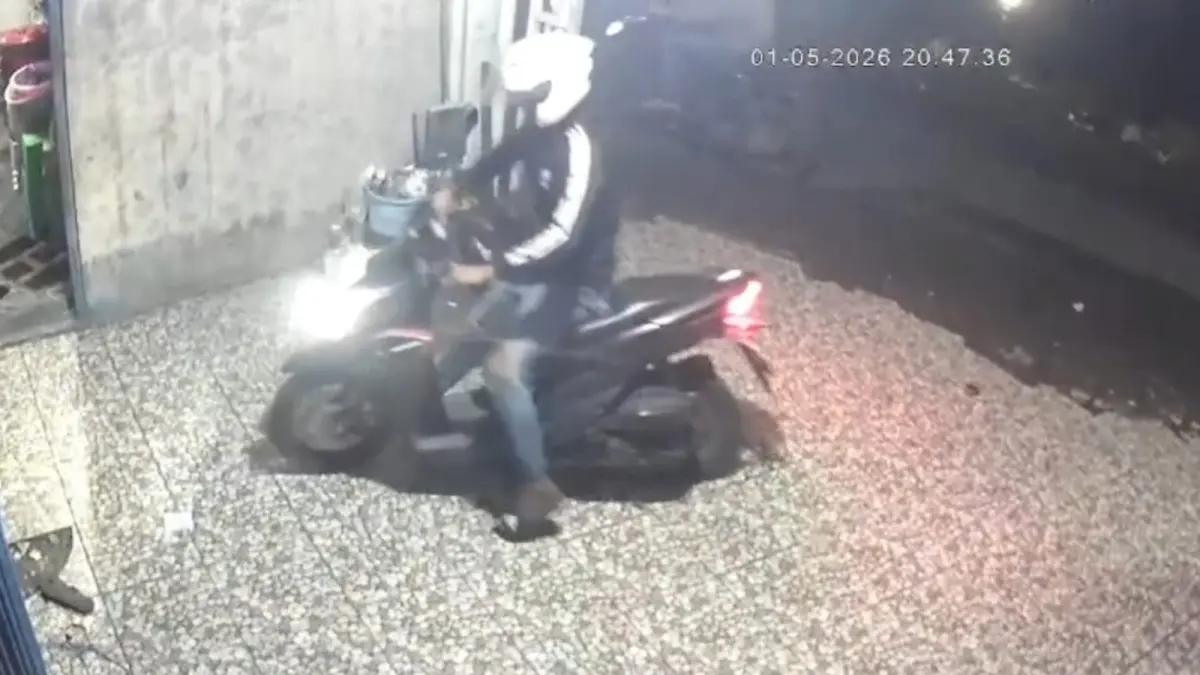 CEPAT: Tangkapan layar rekaman CCTV pencurian kendaraan bermotor di Desa Wonokarang, Balongbendo.