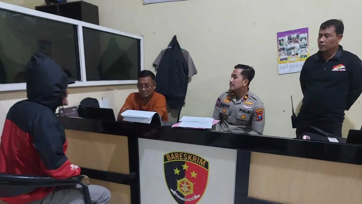 DIPROSES: Tersangka (kiri) kasus perusakan makam saat menjalani pemeriksaan di Mapolsek Taman, Sidoarjo.