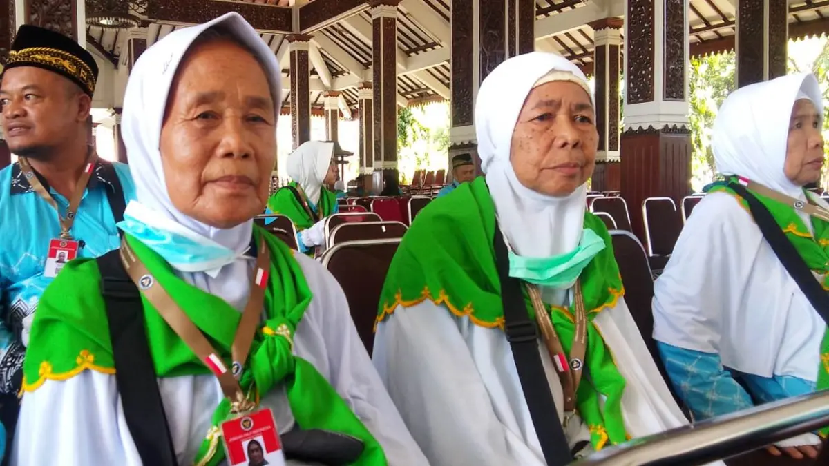 IBADAH: Juwariyah Padi (kiri), calon jemaah haji asal Desa Rejeni, Kecamatan Krembung, saat berada di Pendapa Delta Wibawa, Rabu (6/5). (DIKY SANSIRI/RADAR SIDOARJO)