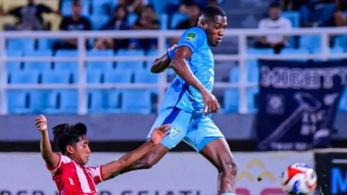 LAGA SEBELUMNYA: Deltras Sidoarjo saat menghadapi Persela Lamongan. (Foto istimewa)