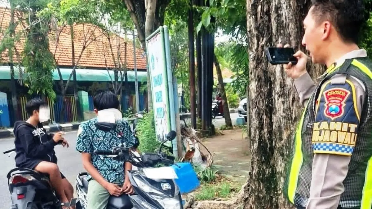 MELANGGAR: Polisi menggunakan ETLE Handheld pada pelanggar lalu lintas