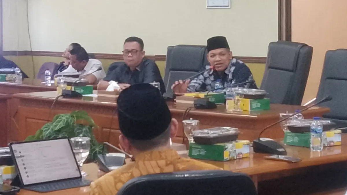 ANTISIPASI: Ketua Komisi A DPRD Sidoarjo Rizza Ali Faizin (kanan) saat hearing. (DIKY SANSIRI/RADAR SIDOARJO)