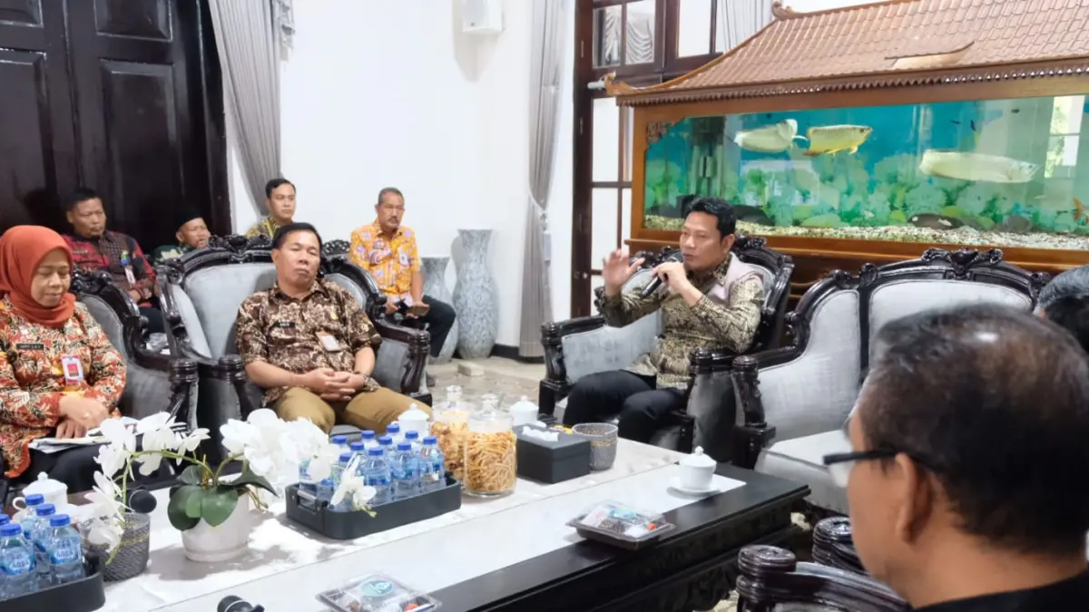 AUDIENSI: Bupati Sidoarjo Subandi menyampaikan langkah ke depan pembenahan pasar tradisional dihadapan pengelola pasar, Kamis (7/5).