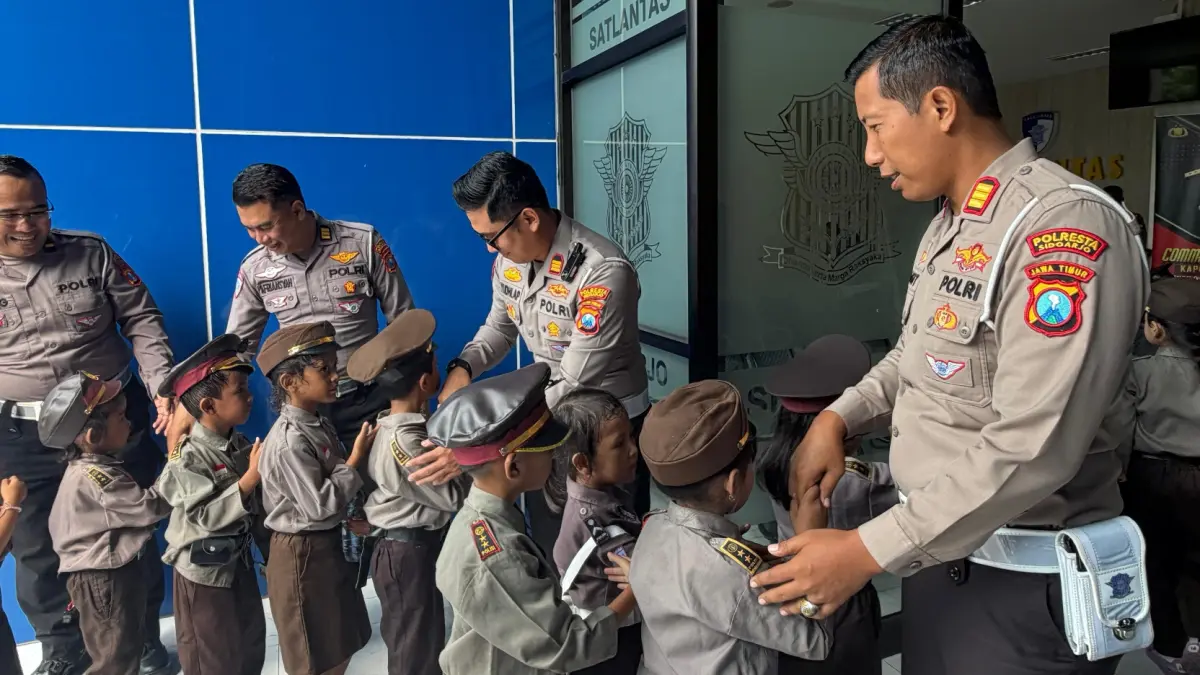 BELAJAR: Sejumlah siswa TK mengikuti Polisi Sahabat anak di Mapolresta Sidoarjo.&nbsp;