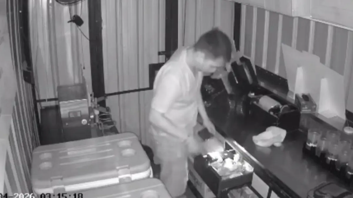 BOBOL: Tangkapan layar CCTV aksi pencurian di sebuah gerai kopi di Sukodono.&nbsp;