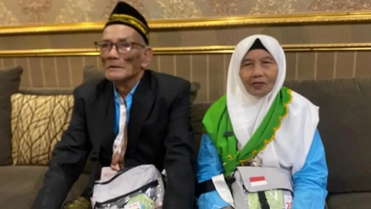 NIAT SUCI: Mohammad Nurhasan, 78, dan istrinya, Dawama, 73.