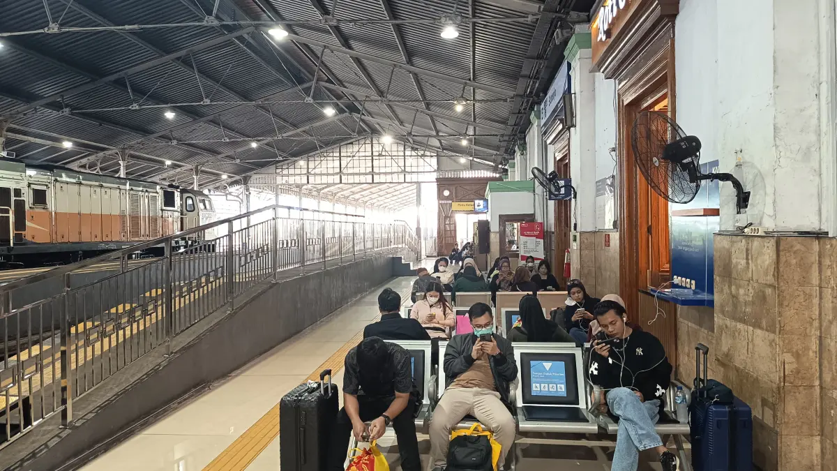 TRANSPORTASI: Calon penumpang kereta api berada di stasiun Sidoarjo.&nbsp;