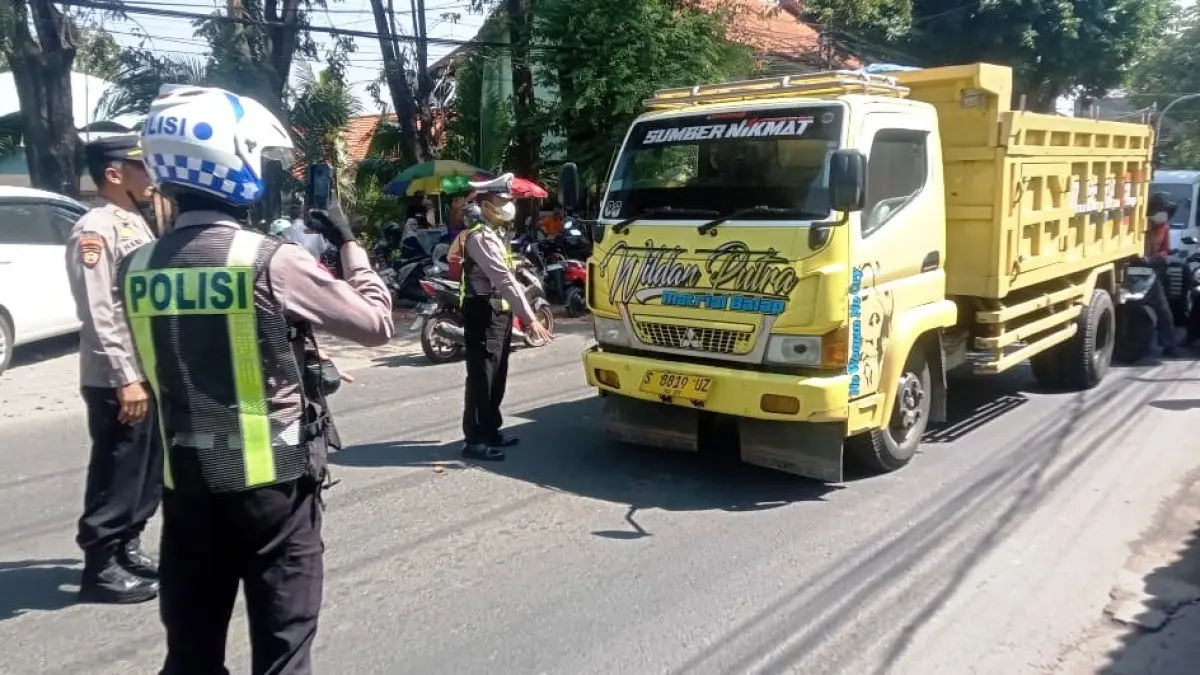 OPERASI: Polisi melakukan penindakan dengan ETLE Handheld pagi pelanggar lalu lintas.