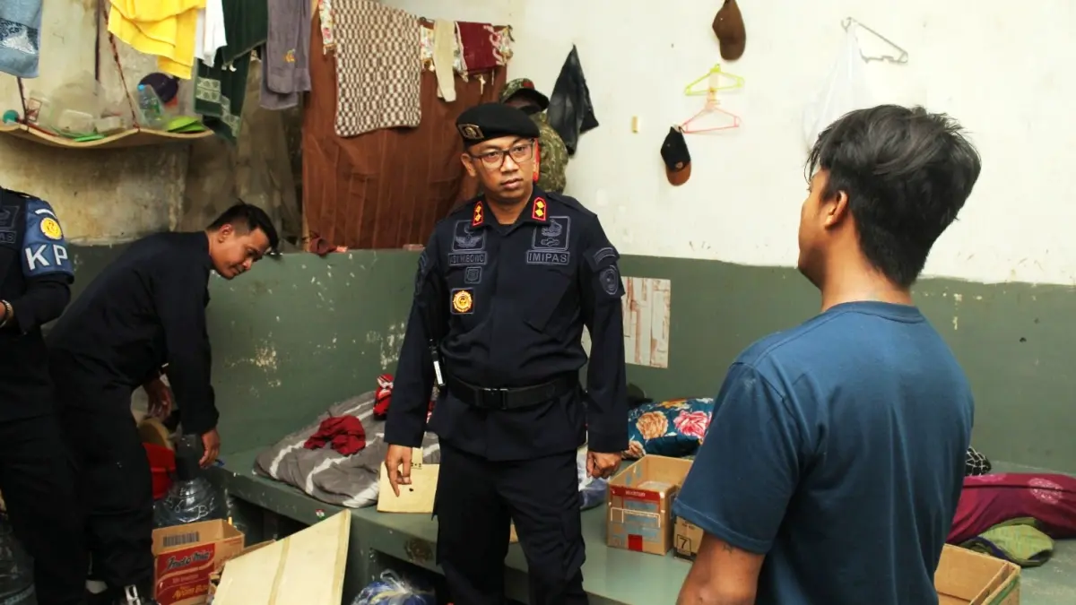 TEGAS: Petugas merazia blok hunian di Rutan Medaeng. Sejumlah barang terlarang diamankan. (DIKY SANSIRI/RADAR SIDOARJO)