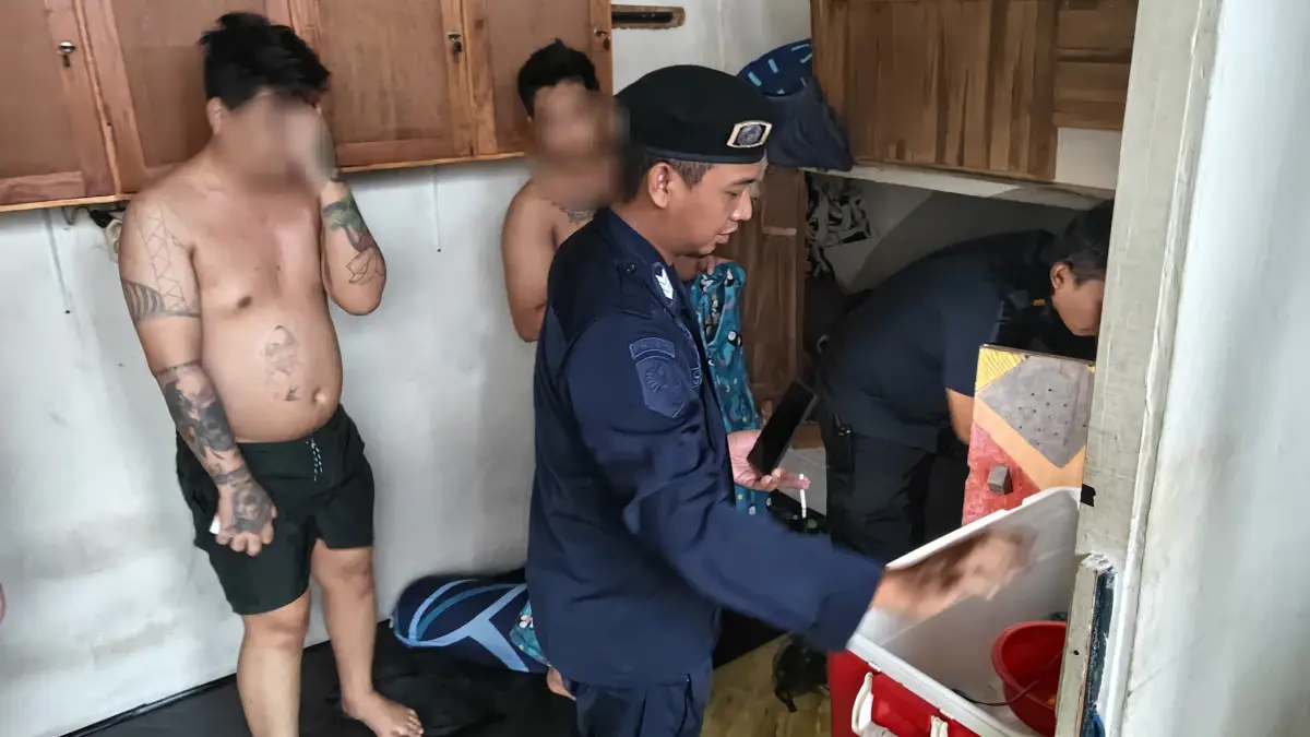 KETAT: Petugas Lapas Porong Sidoarjo menggelar penggeledahan.