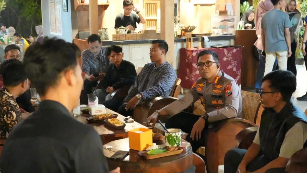 TUKAR PIKIRAN: Kapolresta Sidoarjo Kombes Pol Christian Tobing saat berdiskusi dengan perwakilan mahasiswa.&nbsp;