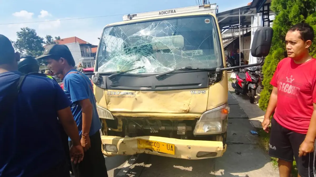 KACA PECAH: Kondisi truk box usai kecelakaan dengan motor di di Jalan Raya Desa Tawangsari, Kecamatan Taman.&nbsp;&nbsp;