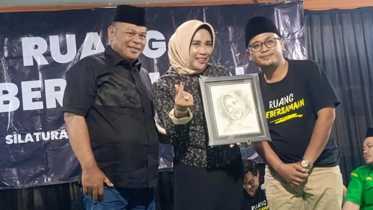 KOMUNIKASI: Wakil Bupati Sidoarjo Mimik Idayana (tengah) bersama suaminya Rahmat Muhajirin (kiri) usai diskusi dengan GP Ansor Ranting Desa Kebaron.
