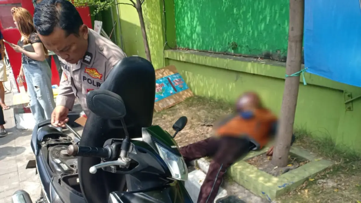 IDENTIFIKASI: Seorang pria tanpa identitas ditemukan meninggal dunia di area SPBU Kalijaten, Jalan Raya Kalijaten, Kecamatan Taman, Kabupaten Sidoarjo, Minggu (10/5). 