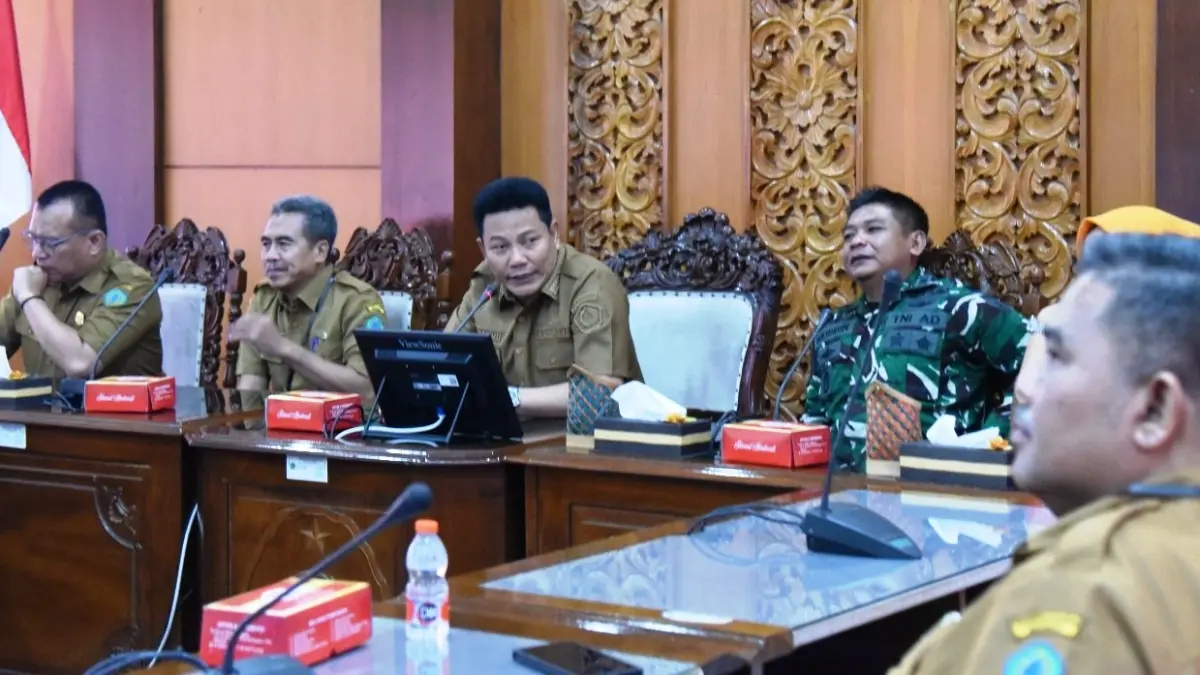 SOLUSI: Bupati Sidoarjo Subandi (tengah) pimpin rapat koordinasi pembangunan KDKMP Desa Ngingas di Opsroom Setda Kabupaten Sidoarjo, Senin (11/5).