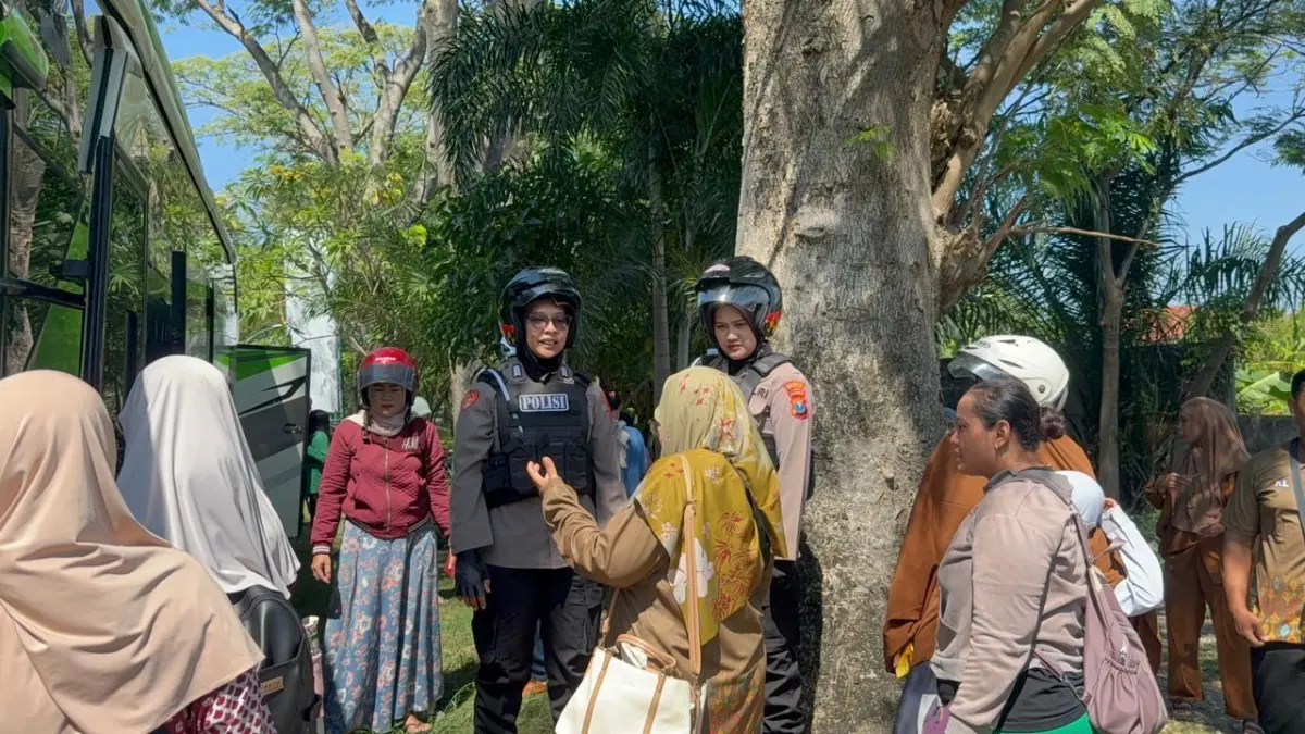 BERMANFAAT: Personel Polisi Wanita (Polwan) Jenggala Presisi Polresta Sidoarjo memberikan pembekalan keselamatan kepada para siswa SDN Jati.