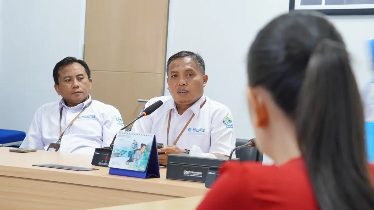 Kepala BPJS Kesehatan Cabang Sidoarjo, Munaqib (tengah)