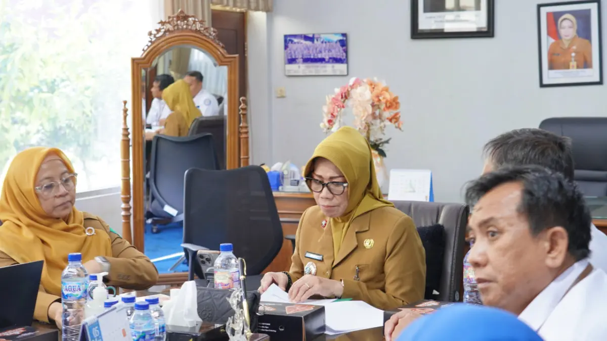 KOORDINASI: Sekretaris Daerah Kabupaten Sidoarjo, Fenny Apridawati (tengah), mengapresiasi langkah BPJS Kesehatan yang aktif memberikan informasi terkait tunggakan iuran kepada peserta.