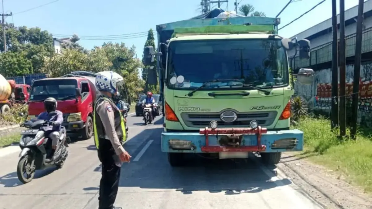 SAKSI BISU: Truk usai kecelakaan di Jalan Raya Buduran.