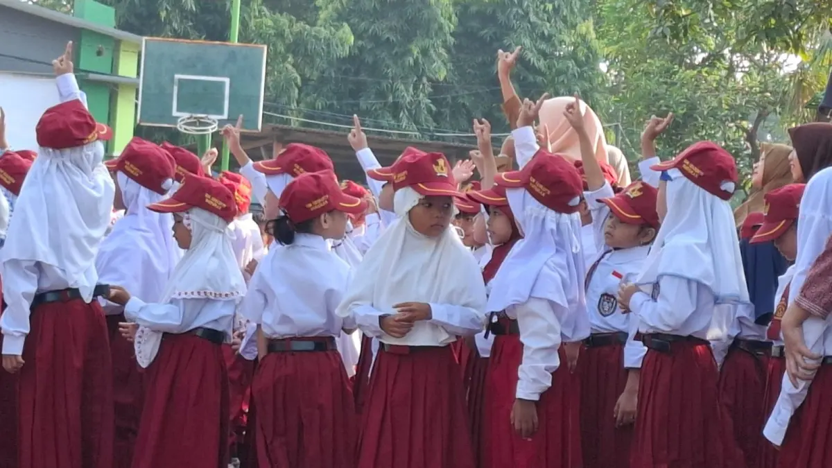 SEMANGAT: Anak-anak SD di Sidoarjo.
