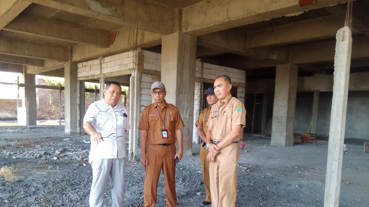 TERBENGKALAI: Wakil Ketua DPRD Sidoarjo Warih Andono (kiri) bersama perwakilan Disperindag dan Camat Waru meninjau kondisi Pasar Baru Wadungasri, Selasa (12/5). (DIKY SANSIRI/RADAR SIDOARJO)