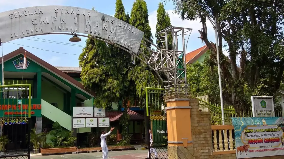 PENDIDIKAN: SMP Negeri 1 Waru Sidoarjo.