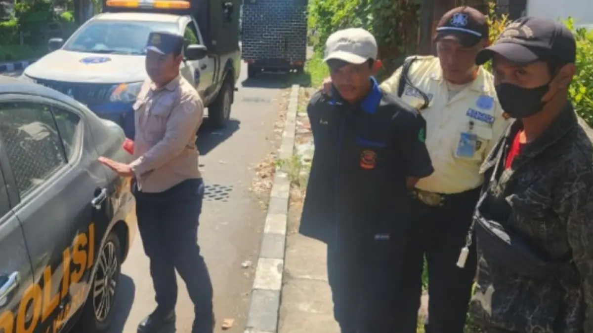 TEPERGOK KORBAN: Pelaku pencurian HP (dua dari kiri) diamankan polisi.