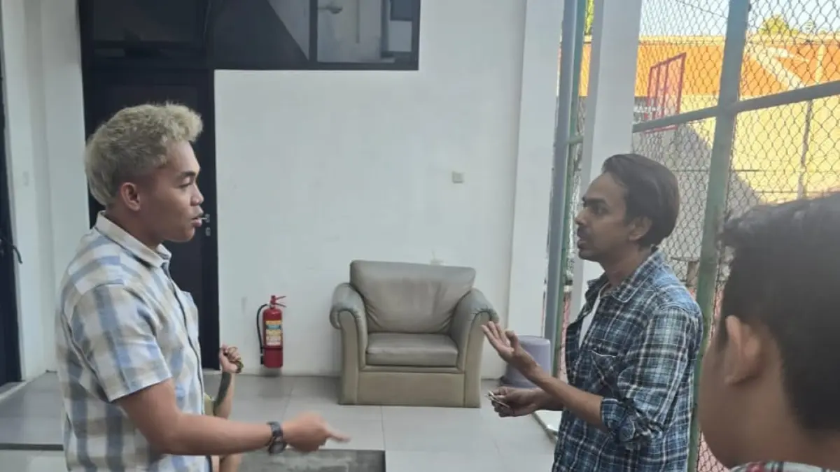 MELANGGAR: WNA India Surendran Nithin (tengah) diamankan petugas Imigrasi.