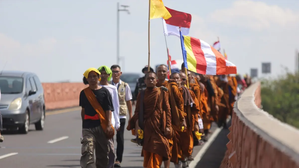 MISI DAMAI: Rombongan biksu yang berjalan kaki menuju Borobudur saat melintas di Gedangan, Sidoarjo.&nbsp;