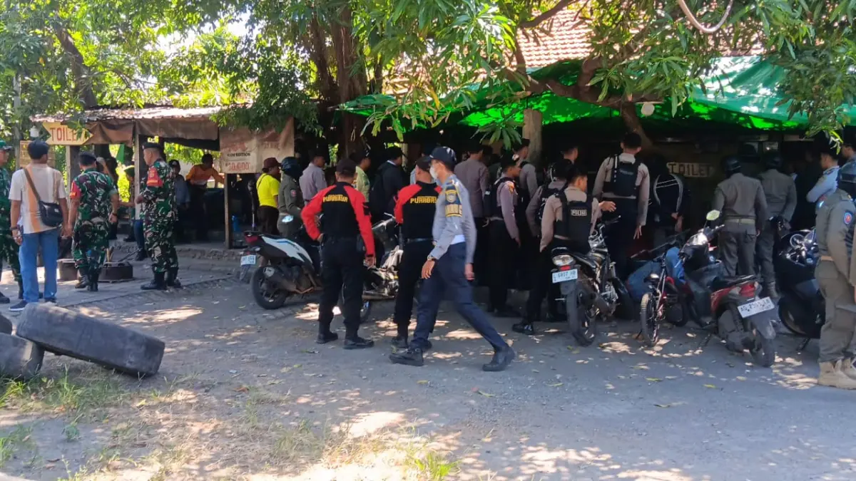 PENGAMANAN: Petugas gabungan saat menertibkan bangunan liar di kawasan Terminal Purabaya, Bungurasih, Sidoarjo.