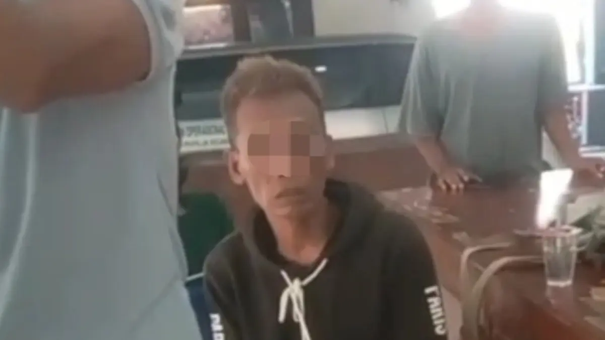 TEPERGOK: Terduga pelaku saat diamankan warga.&nbsp;