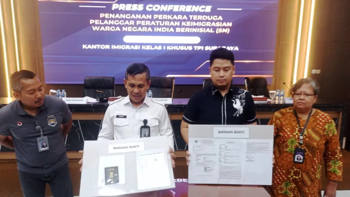 BEBER BUKTI: Kepala Kantor Imigrasi Kelas I Khusus TPI Surabaya Agus Winarto (dua dari kiri) bersama Kasat Reskrim Polresta Sidoarjo AKP Siko Sesaria Putra Suma (dua dari kanan) menunjukkan barang bukti terkait kasus meninggalnya WN India di ruang detensi.