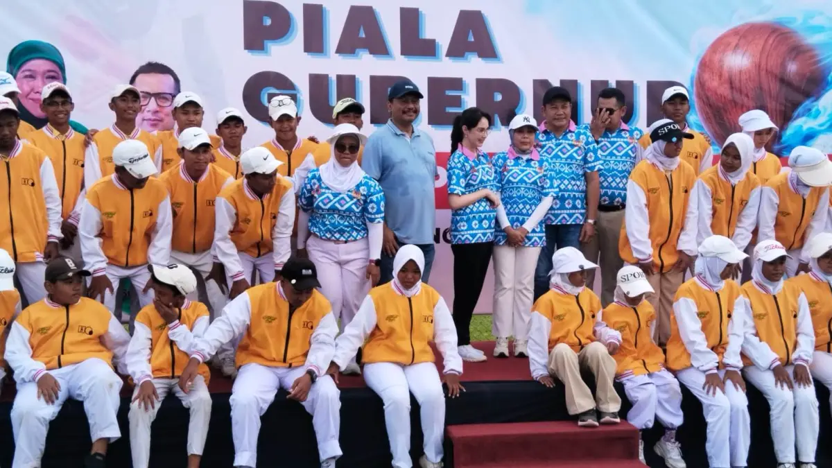
BERGENGSI: Bupati Sidoarjo Subandi membuka Kejuaraan Woodball Piala Gubernur Jatim di Stadion Jenggolo, Jumat (15/5). (DIKY SANSIRI/RADAR SIDOARJO)