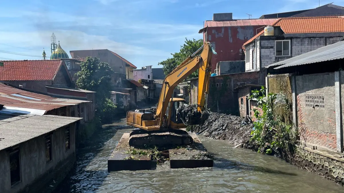 CEGAH BANJIR: Alat berat diterjunkan untuk normalisasi Sungai Buntung di Terminal Purabaya Sidoarjo.