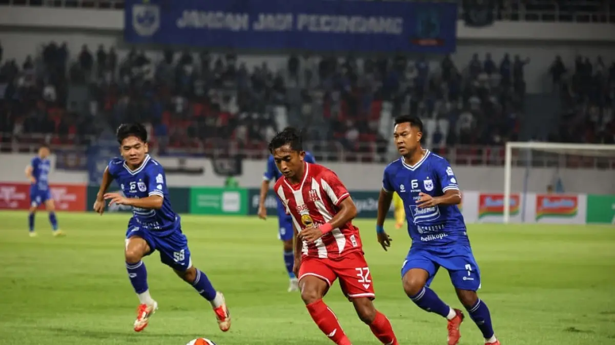 LIBUR: Pemain Deltras FC Sidoarjo saat menjalani pertandingan Liga 2 musim lalu. (FOTO DELTRAS SIDOARJO)