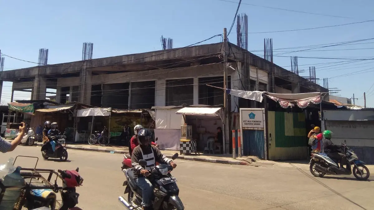 MANGKRAK: Potret Pasar Baru Wadungasri Waru Sidoarjo dari sisi depan. (DIKY SANSIRI/RADAR SIDOARJO)