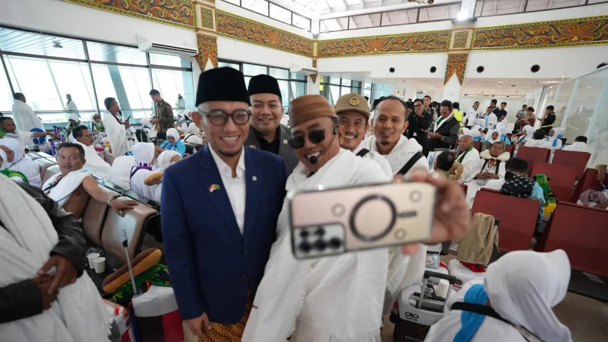 PELAYANAN: Wakil Menteri Haji dan Umrah Republik Indonesia, Dahnil Anzar Simanjuntak, melepas keberangkatan jemaah haji asal Jember di Bandara Juanda Sidoarjo, Jumat (15/5).
