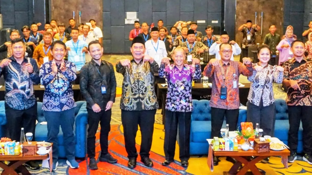 WISATA SIDOARJO: Ir. H. Bambang Haryo Soekartono, M.I.Pol (empat dari kiri) berfoto bersama di sela kegiatan Bimtek kepariwisataan di Sidoarjo. (DIKY SANSIRI/RADAR SIDOARJO)

