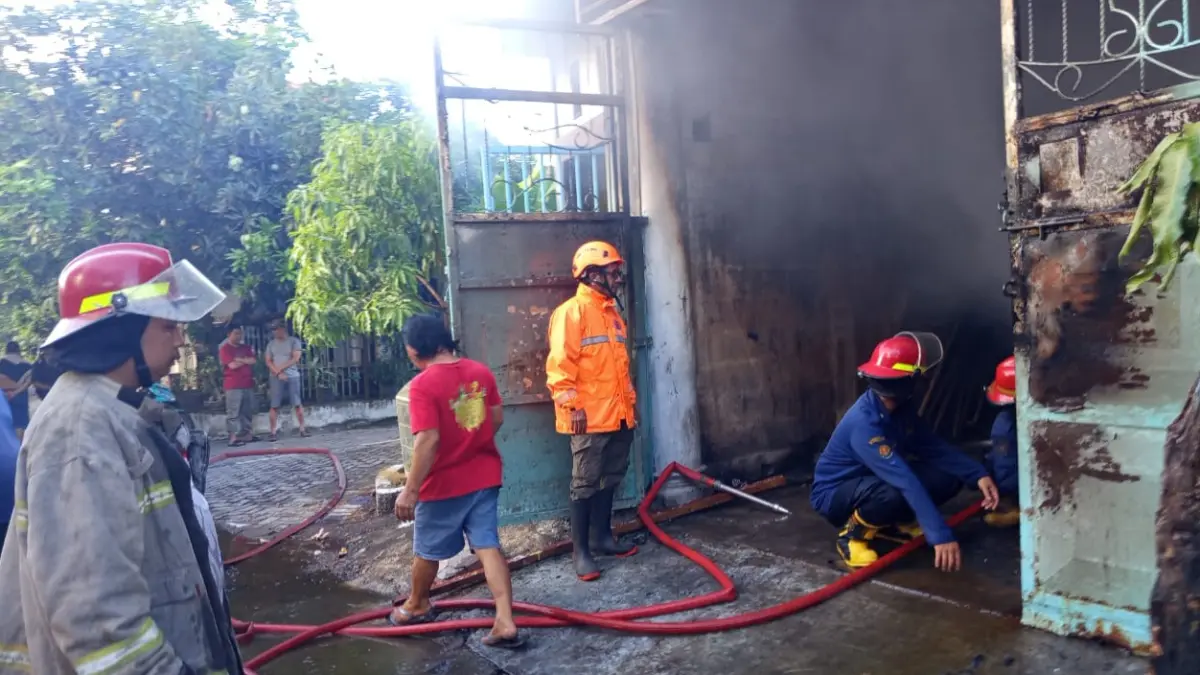 LUDES: Petugas pemadam kebakaran melakukan pembasahan saat si jago merah melahap sebuah gudang telur di kawasan Gebang, Sidoarjo.&nbsp;